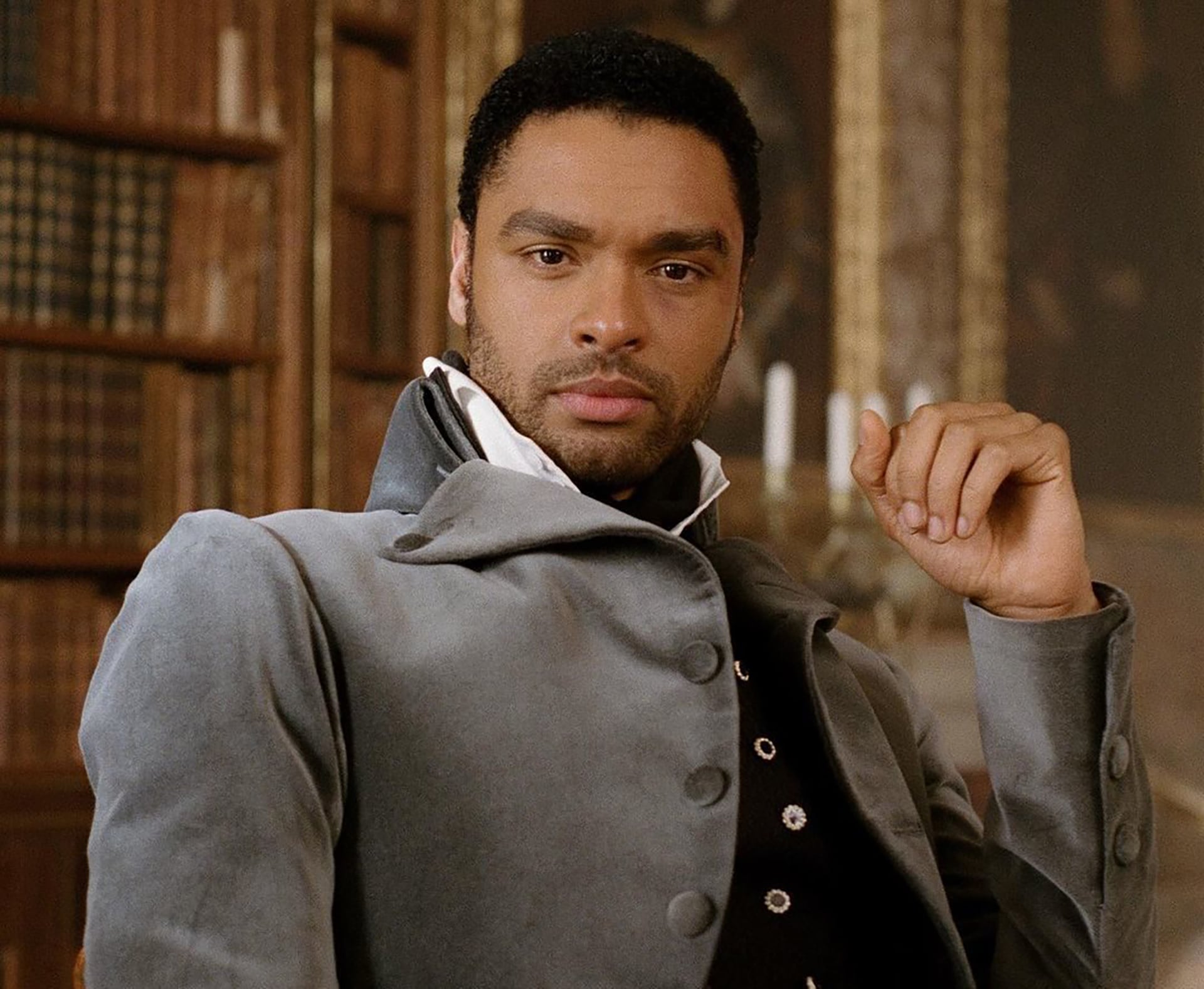 Regé-Jean Page destaca por su carisma y elegancia, cualidades que cautivaron tanto en la Met Gala como en el set de You, Me & Tuscany