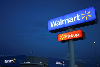Walmart mejoró sus previsiones anuales por la resiliencia de los consumidores. (REUTERS/Jose Luis Gonzalez)