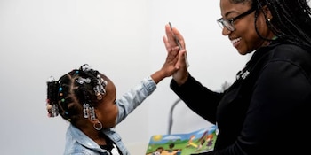 Una niña sonriente y una