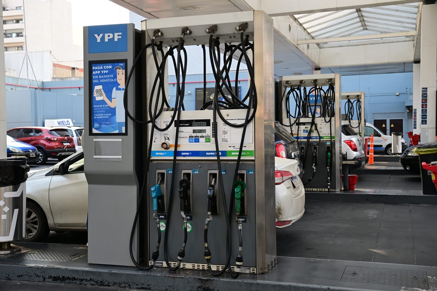 La actualización afecta a las naftas y al gasoil, con montos diferenciados según la región y el tipo de producto (Maximiliano Luna)