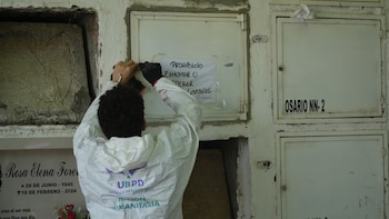 Los restos y objetos hallados en el cementerio Las Palmas fueron embalados, rotulados y trasladados a una bóveda del Cementerio Central de Roldanillo bajo restricción de la Ubpd - crédito Ubpd