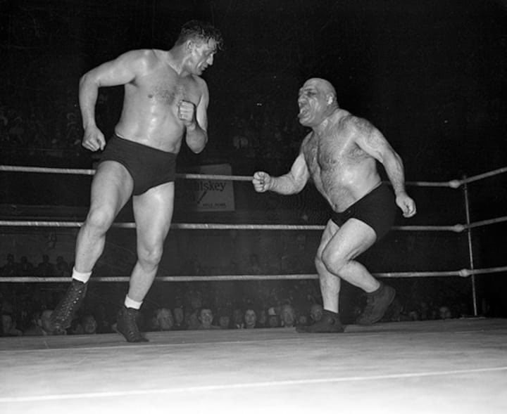 Tillet frente a frente con el consagrado campeón Lou Thesz en pleno cuadrilátero, en agosto de 1940