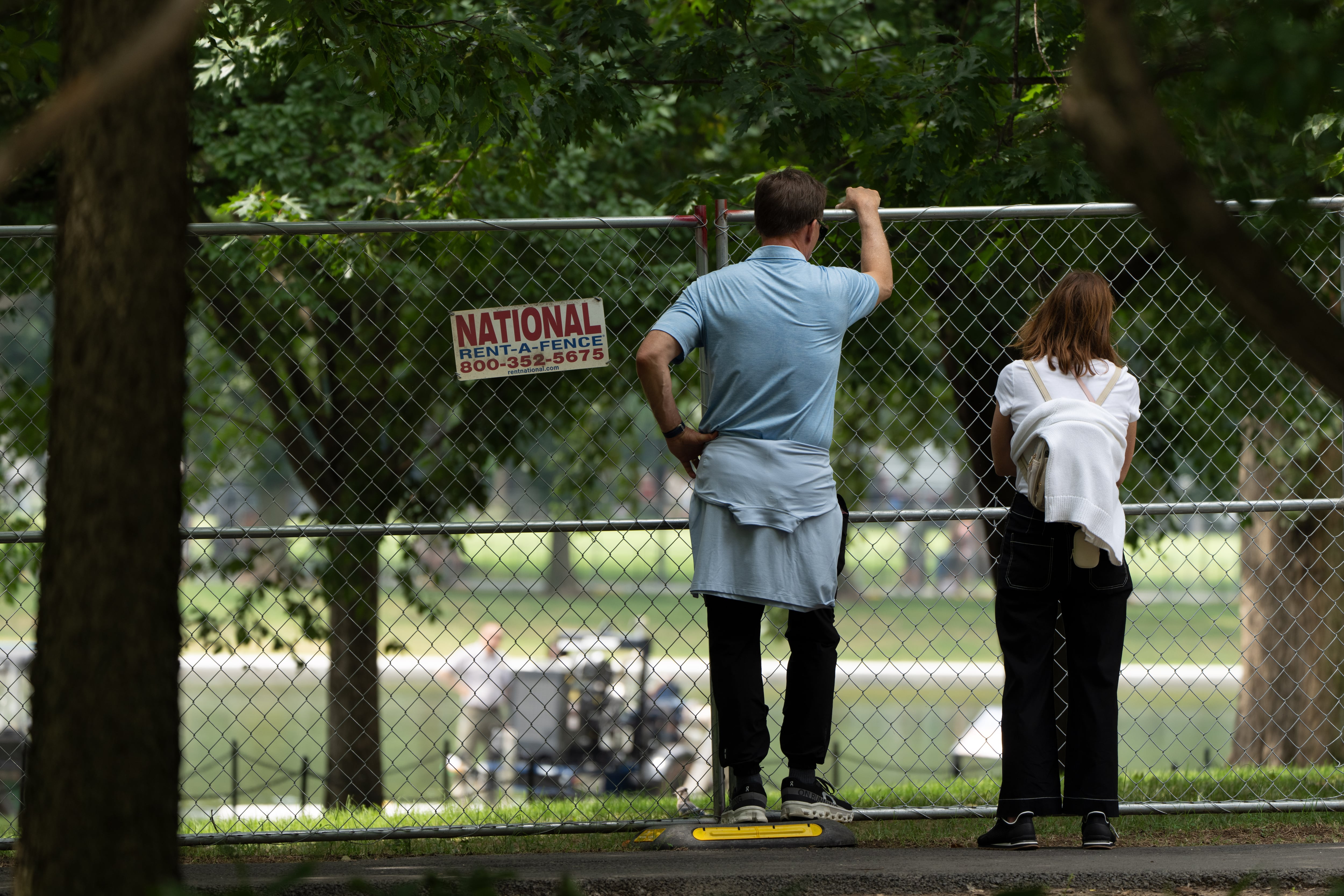 Los visitantes observan cómo se vacía el agua del estanque reflectante del Monumento a Lincoln (AP Photo/Mark Schiefelbein)