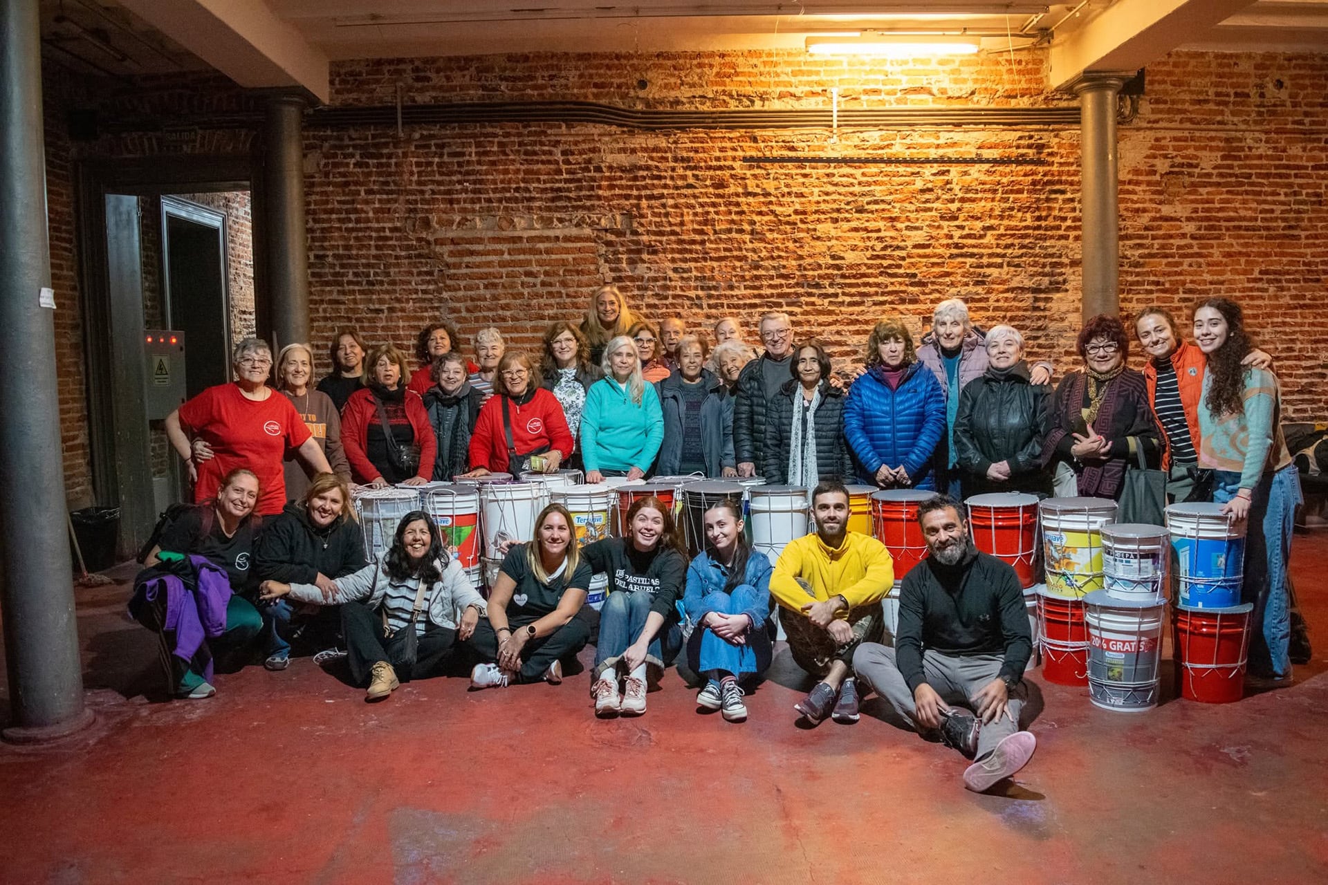 La obra La edad es ahora reúne a más de 85 artistas de entre 60 y 88 años en el Teatro Comedia de Córdoba.