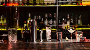 La Seguridad Social da de alta de oficio a diez mujeres que acompañaban a clientes y les incitaban a beber en un hotel: la Justicia lo avala