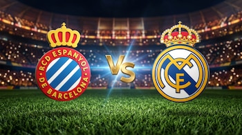 Escudos del RCD Espanyol y del Real Madrid ubicados a los lados de las letras VS doradas sobre un campo de fútbol iluminado.