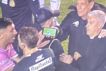 Héctor Capurrlo, ex dirigente de All Boys, le muestra a Lamolina que la infracción fue fuera del área (Captura de TV)