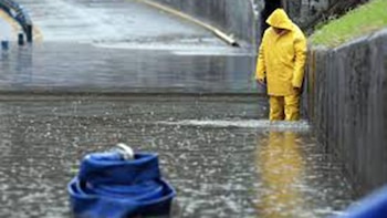 Tres muertos, dos desaparecidos, clases suspendidas y cientos de casas afectadas deja el paso de un temporal “a la antigua” en Chile.