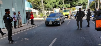 Los disparos dañaron el sedán y rompieron los vidrios del lado de la conductora, aunque la mujer no fue alcanzada por las balas.
