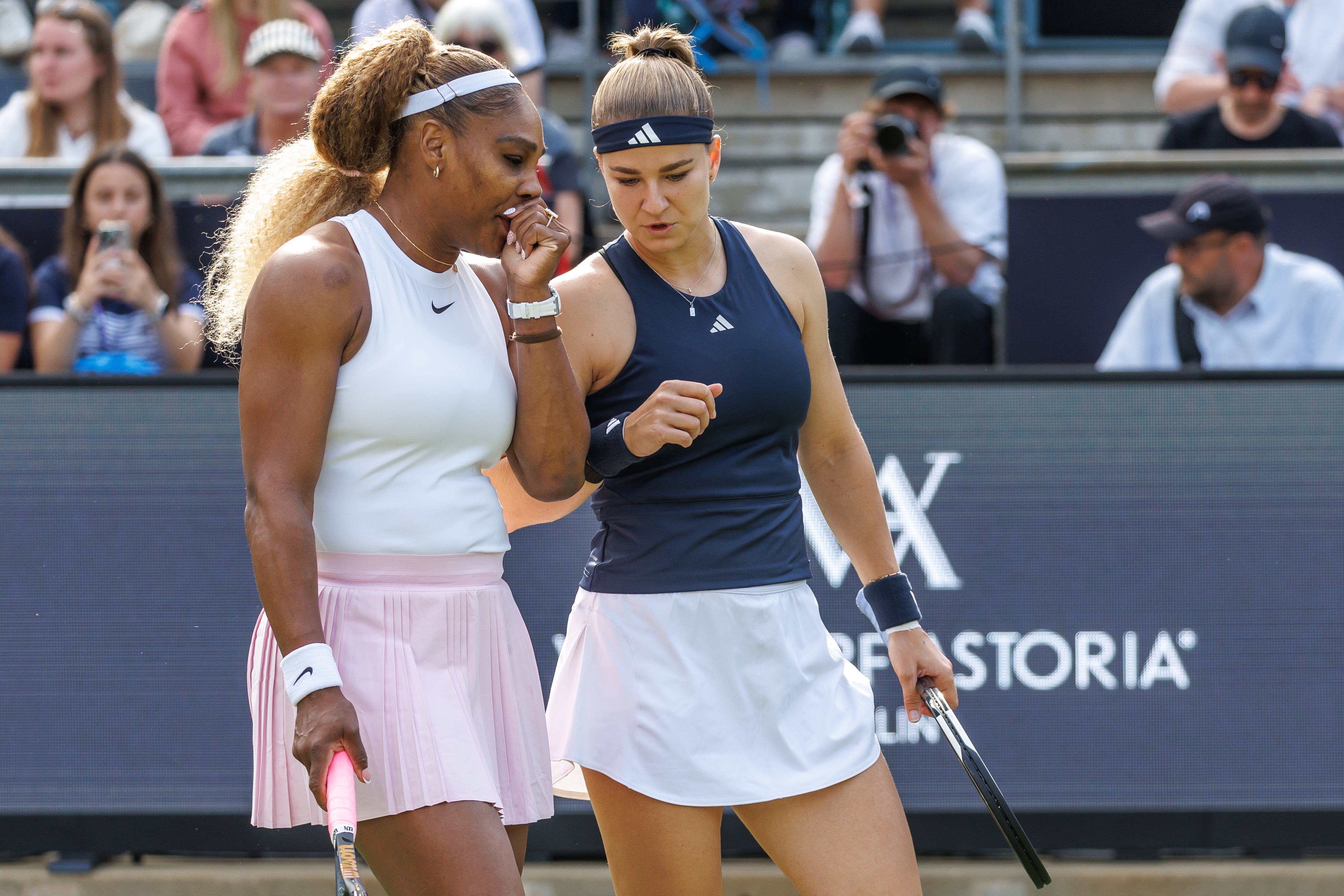 La estadounidense perdió 6-4 y 6-4 junto a Karolina Muchova ante Giuliana Olmos y Erin Routliffe, pero la atención se traslada a Londres (Andreas Gora/dpa via AP)