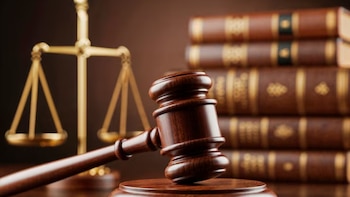 Condenan a un farmacéutico a pagar 34.667 euros a su exmujer por haber tenido que dejar su carrera para cuidar a sus hijos mellizos