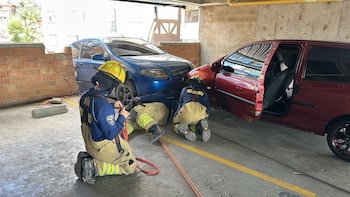 Bomberos de Rionegro, Antioquia, evitaron una tragedia: carro se estrelló y quedó suspendido en un séptimo piso