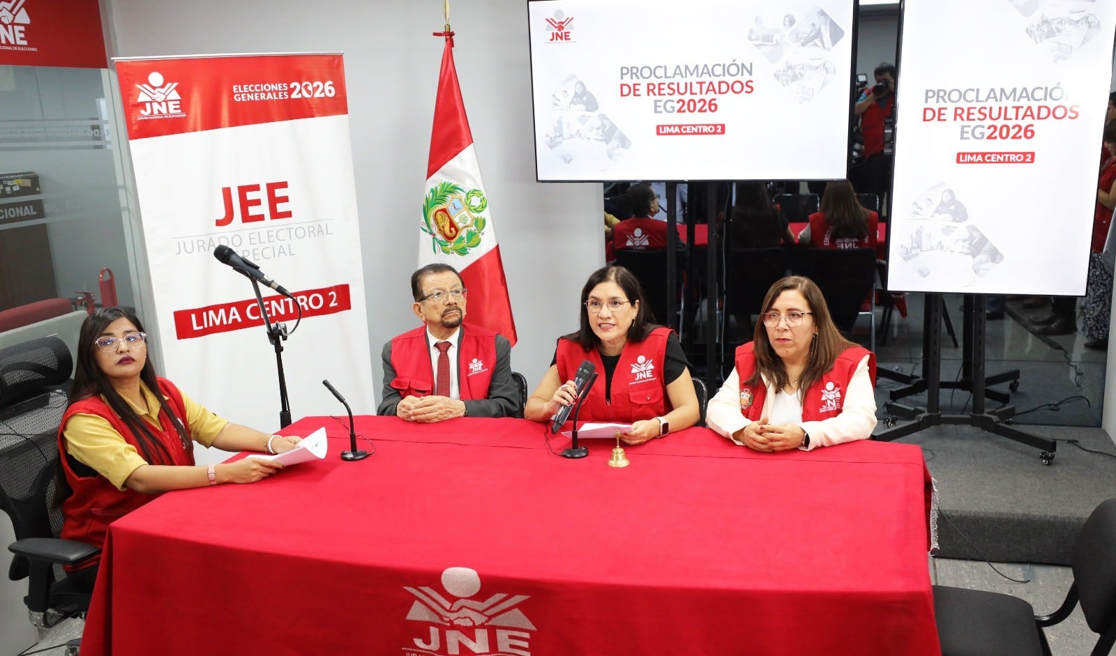 Funcionarios del Jurado Nacional de Elecciones (JNE) anuncian la proclamación de resultados de cómputo, marcando el inicio del proceso descentralizado de la segunda vuelta presidencial en Perú. (JNE)