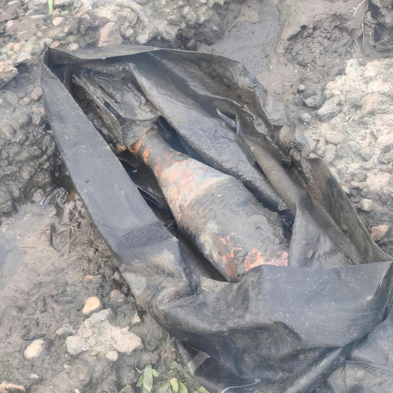 Un artefacto similar a un mortero fue hallado este sábado a la vera del río en San Isidro