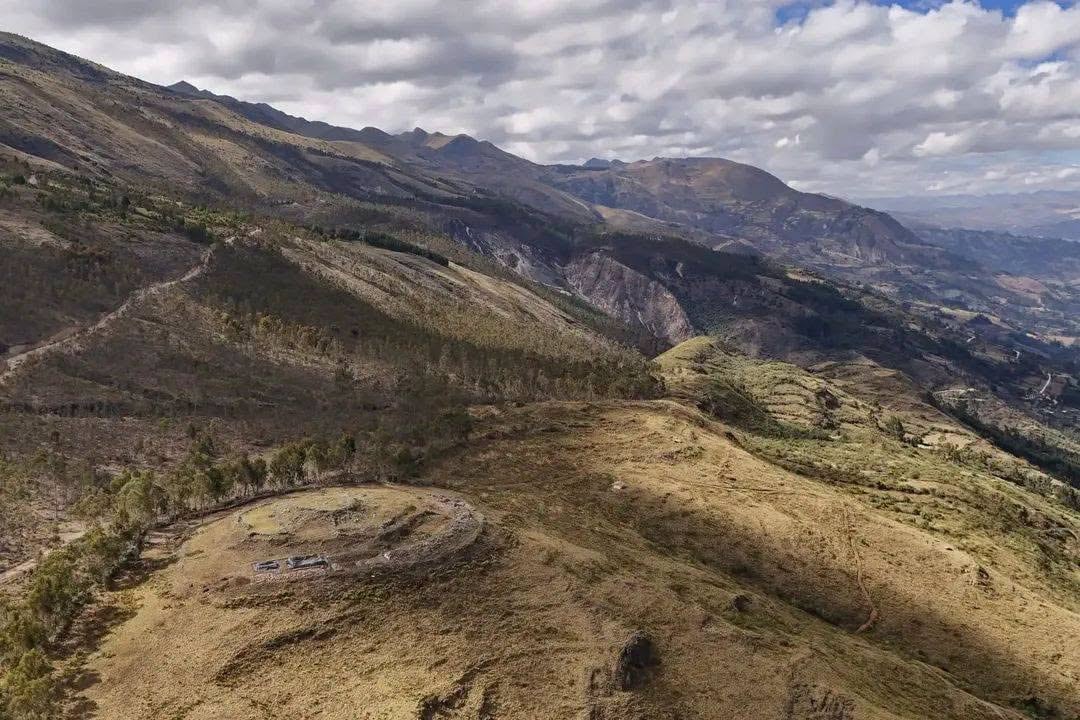 Los investigadores encontraron una estructura con dos ductos construidos con bloques de piedra y grandes lajas, cuya configuración habría permitido la circulación de aire. Difusión