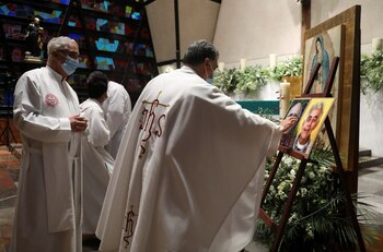 Jesuitas le rezan a sus