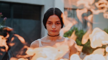 Amores juveniles, crisis económica, maldiciones