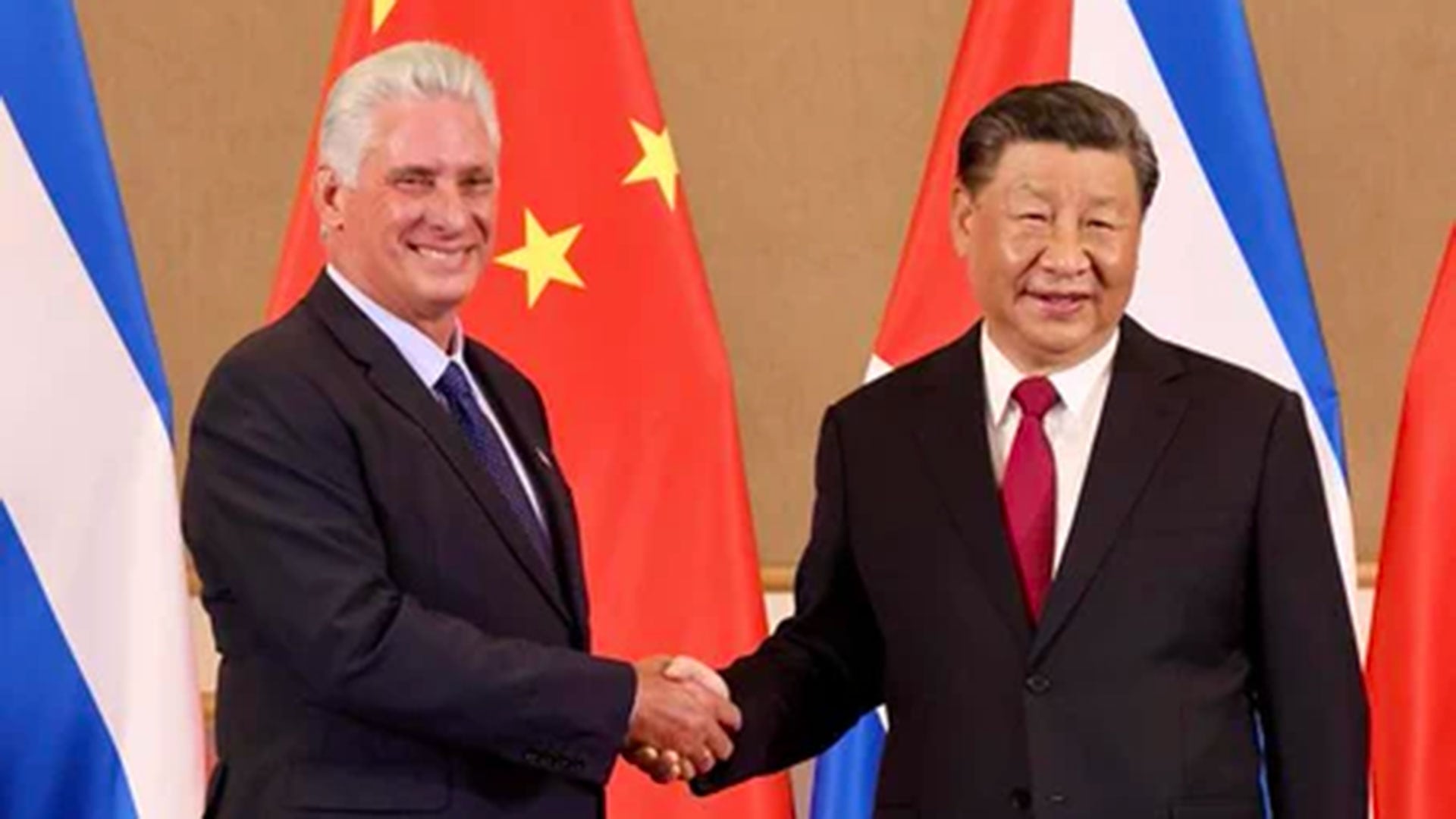 El dictador cubano, Miguel Díaz-Canel, junto al mandatario chino, Xi Jinping (DiazCanelB/Archivo)