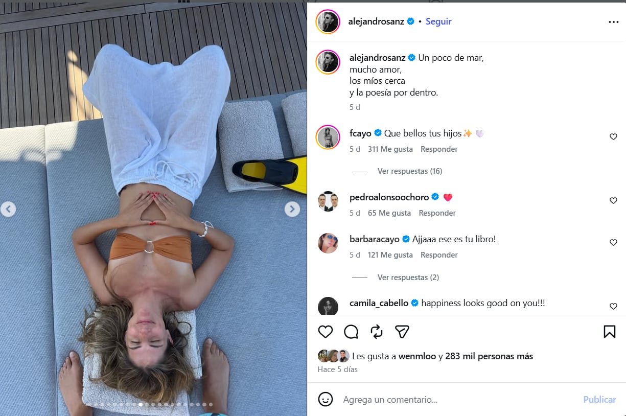 Stephanie Cayo aparece recostada en una fotografía publicada por Alejandro Sanz en redes sociales, lo que generó especulaciones sobre un embarazo.