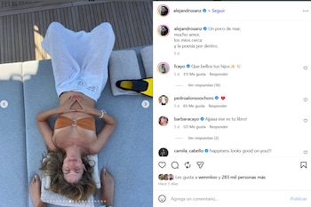 Una mujer recostada en un camastro sostiene sus manos sobre su abdomen en una captura de pantalla de la red social Instagram