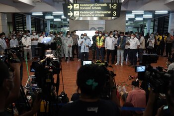 Funcionarios hablan con la prensa