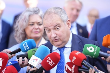 06/09/2024 El ministro de Industria y Turismo, Jordi Hereu, durante la atención a los medios de comunicación momentos antes de la visita las instalaciones de Cepsa. A 06 de septiembre de 2024, en San Roque, Cádiz (Andalucía, España).El ministro de Industria y Turismo, Jordi Hereu, ha atendido a los medios antes de visitar las instalaciones de Cepsa en el municipio de San Roque junto al CEO de la compañía, Maarten Wetselaar, para conocer de primera mano el compromiso de la empresa con la transición energética a través de sus proyectos de hidrógeno verde, biocombustibles o parques energéticos.
POLITICA
Joaquin Corchero - Europa Press