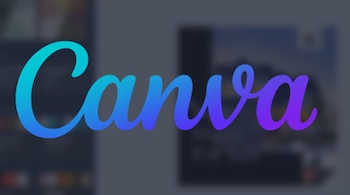 El logo de Canva en un estilo caligráfico, con un degradado de color que va del azul cian al morado. El fondo está desenfocado y oscuro