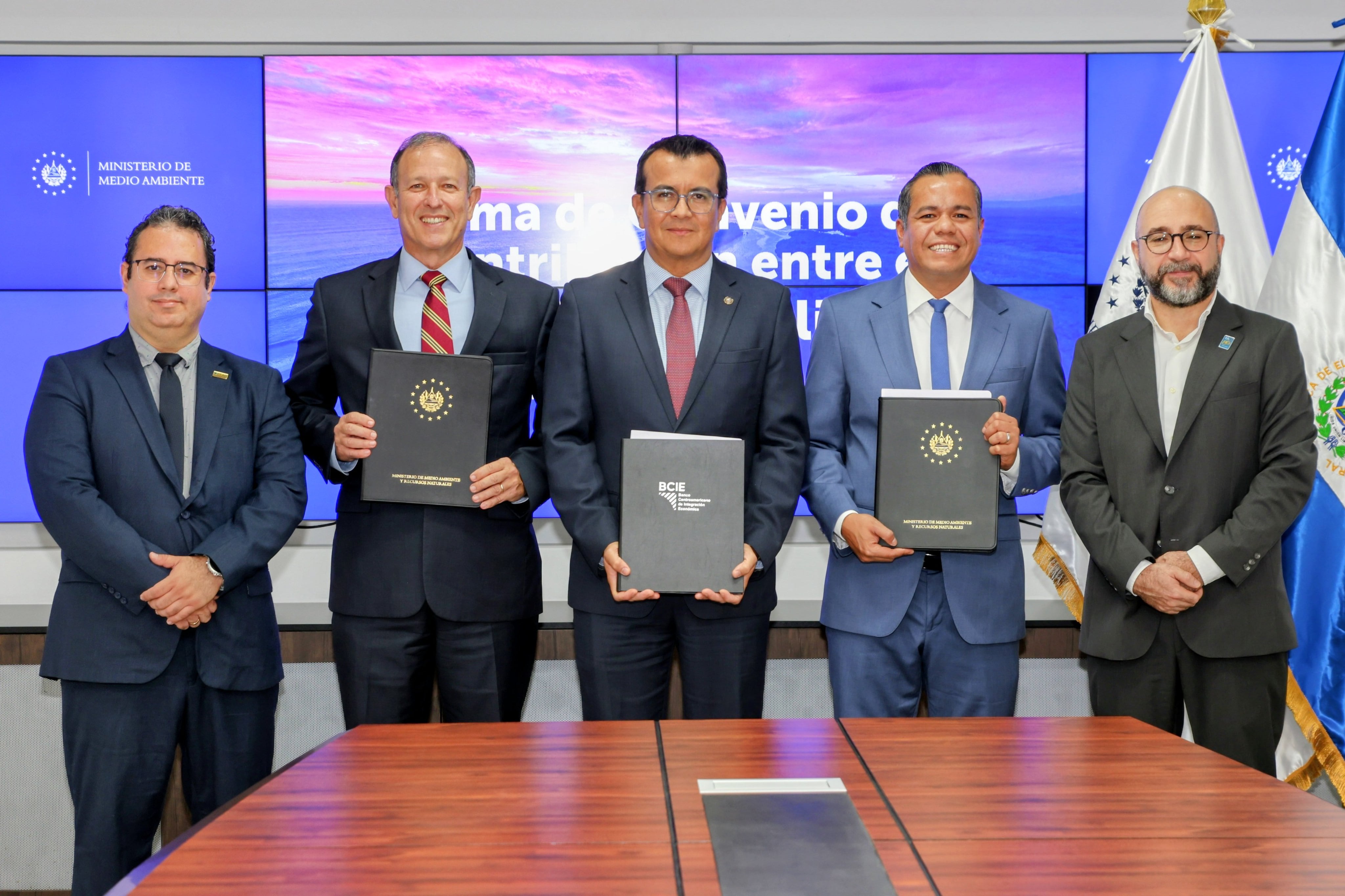 El BCIE y el MARN de El Salvador firmaron un convenio para iniciar la ejecución de ADAPTA-R, un programa regional de adaptación al cambio climático. / (BCIE)
