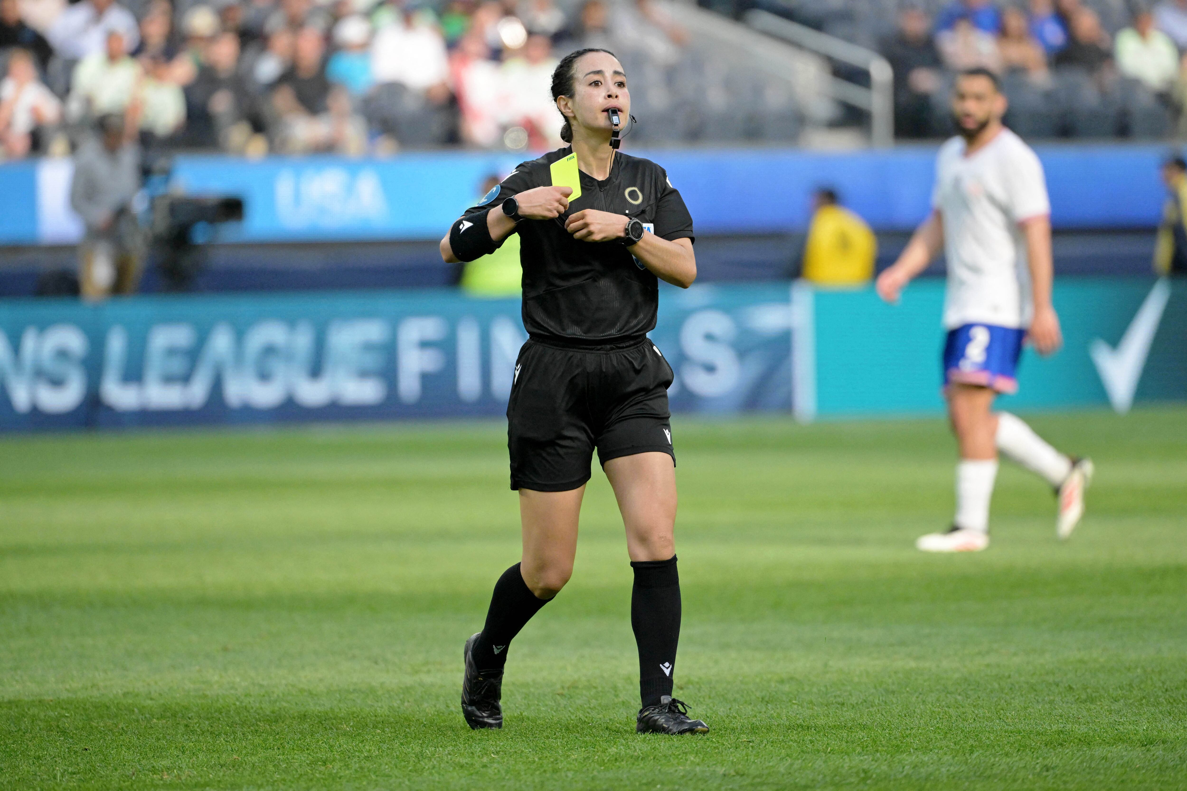 La silbante no para de sumar reconocimientos internacionales y en el futbol nacional. Crédito: Jayne Kamin-Oncea-Imagn Images