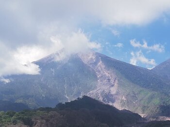 ARCHIVO| Volcán de Fuego. Foto tomada en julio del 2018 mientras registraba actividad. (INTERNACIONAL GUATEMALA TWITTER/@CONREDGUATEMALA)