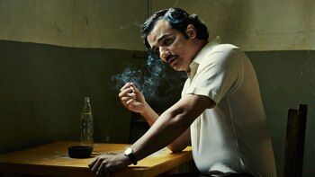 Wagner Moura personificando a Escobar