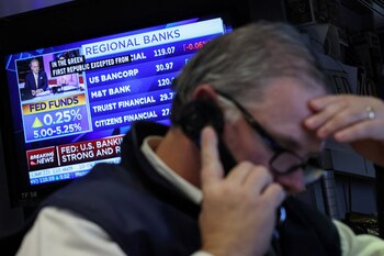 Un corredor de bolsa escucha