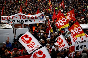 La tasa de aprobación a una huelga renovable es particularmente alta entre los trabajadores (70%), los empleados (74%) y entre los votantes del líder de la izquierda. Pero la propuesta de Macron recibe el rechazo hasta de los profesionales: en ese sector la mayoría de los encuestados apoya la continuidad del paro, incluso un 64% de ejecutivos y profesiones intelectuales lo respaldan (Reuters)