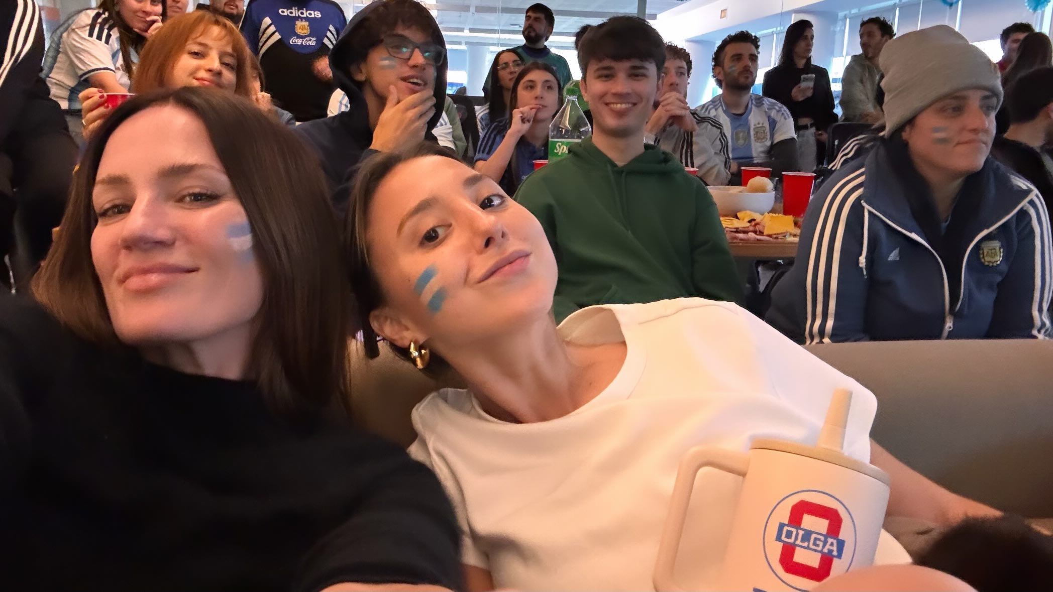 Paula Chaves y Bernarda Cella alentaron a la Selección Argentina desde el estudio de OLGA con los colores celeste y blanco