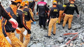 Aumentan a 21 los trabajadores muertos por el derrumbe de un edificio en construcción en Filipinas