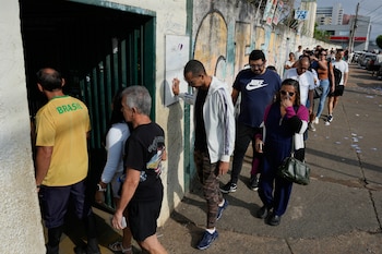 El aumento en el precio de los combustibles y el costo de vida impacta en la decisión de los votantes. (AP Foto/Eraldo Peres)