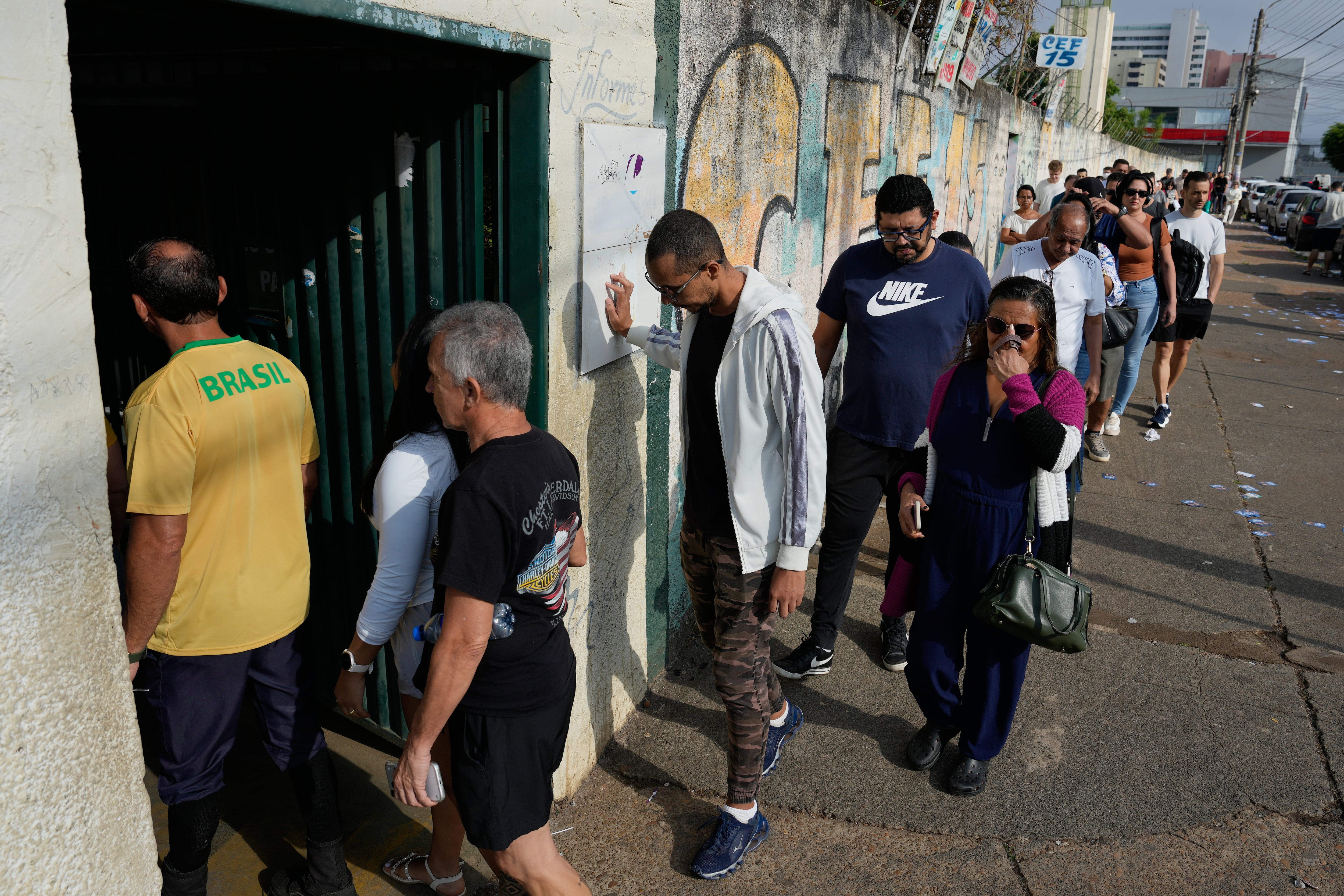 El aumento en el precio de los combustibles y el costo de vida impacta en la decisión de los votantes. (AP Foto/Eraldo Peres)