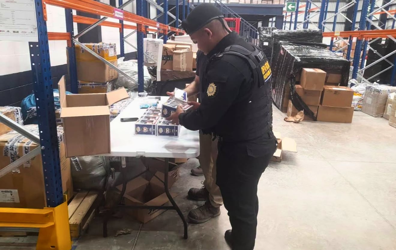La PNC y la SAT decomisaron mercadería de contrabando en la Aduana El Florido, en Chiquimula. (PNC de Guatemala)