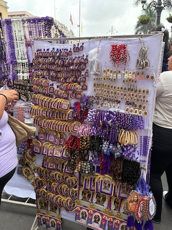 La fe hacia el Señor de los Milagros en la Plaza Mayor