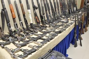 La pesquisa apunta a miles de municiones y pertrechos desaparecidos y a una presunta venta ilegal desde la Policía Nacional. Varios acusados enfrentan coerción. Los cargos incluyen corrupción, tráfico de armas y manejo de evidencias (Imagen de referencia, cortesía Policía Nacional)