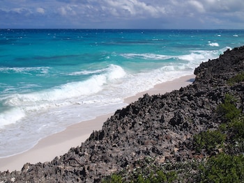 Una ciudadana estadounidense desapareció tras caer al mar en las inmediaciones de Elbow Cay, en las Bahamas, durante un viaje nocturno en bote acompañado por su esposo la noche del sábado. Foto: Pixabay