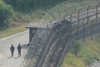 Soldados el ejército surcoreano patrullan