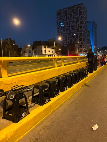 10 soles alquilan los bancos en la av. Brasil para poder ver el Desfile Militar