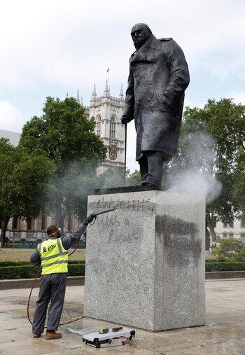 Un empleado del consejo limpia