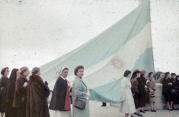 Mujeres en el acto de inauguración del Monumento Nacional a la Bandera (Crédito: LAPRODI-ISHIR - Hirschfeld, Herbert)