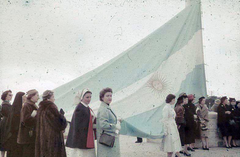Mujeres en el acto de inauguración del Monumento Nacional a la Bandera (Crédito: LAPRODI-ISHIR - Hirschfeld, Herbert)