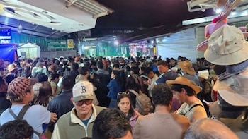Así vivieron los turistas que quedaron varados en Machu Picchu por los incendios forestales que obligaron a suspender los trenes