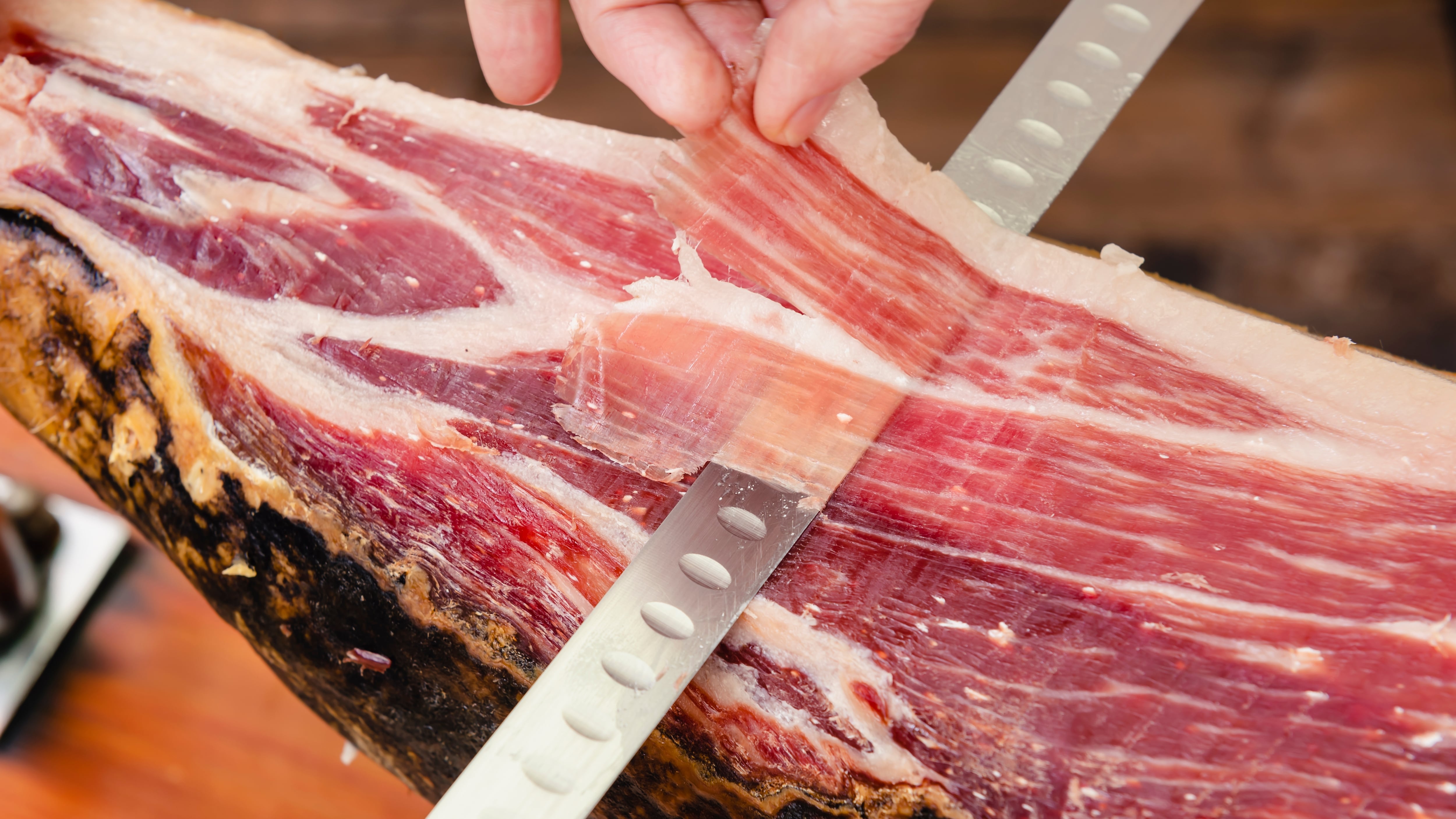El truco para saber por dónde empezar un jamón (Adobe Stock)