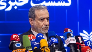 Araqchi advierte de que cualquier "provocación" en el estrecho de Ormuz "solo complicaría la situación"