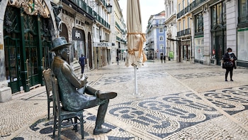 La estatua del poeta Fernando